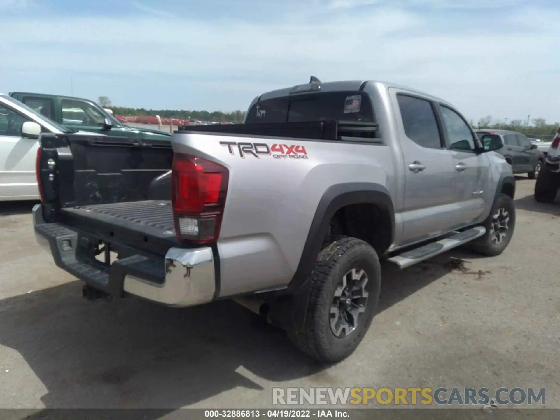 4 Photograph of a damaged car 3TMCZ5AN5KM207297 TOYOTA TACOMA 4WD 2019