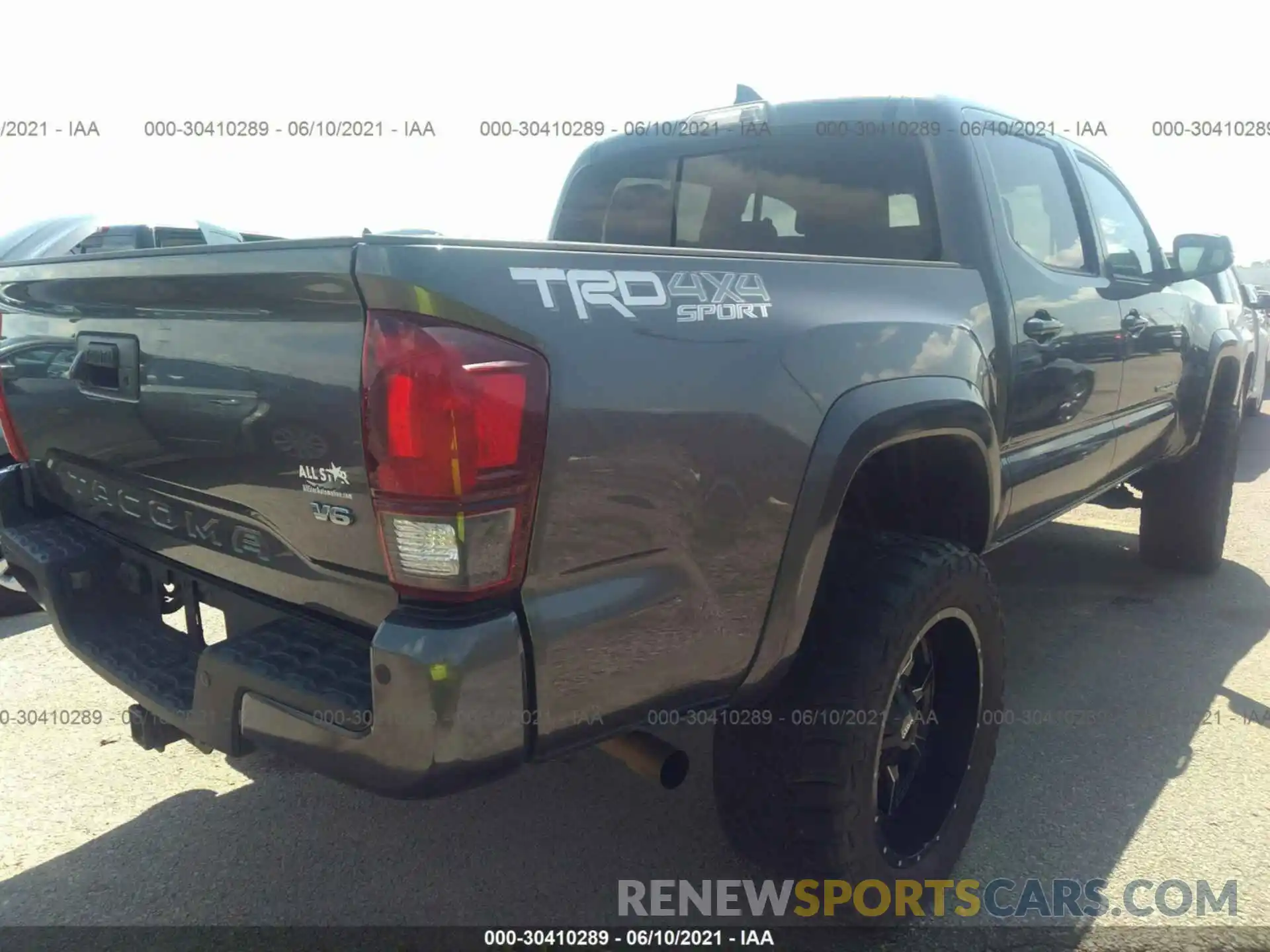 4 Photograph of a damaged car 5TFCZ5AN4KX197114 TOYOTA TACOMA 4WD 2019