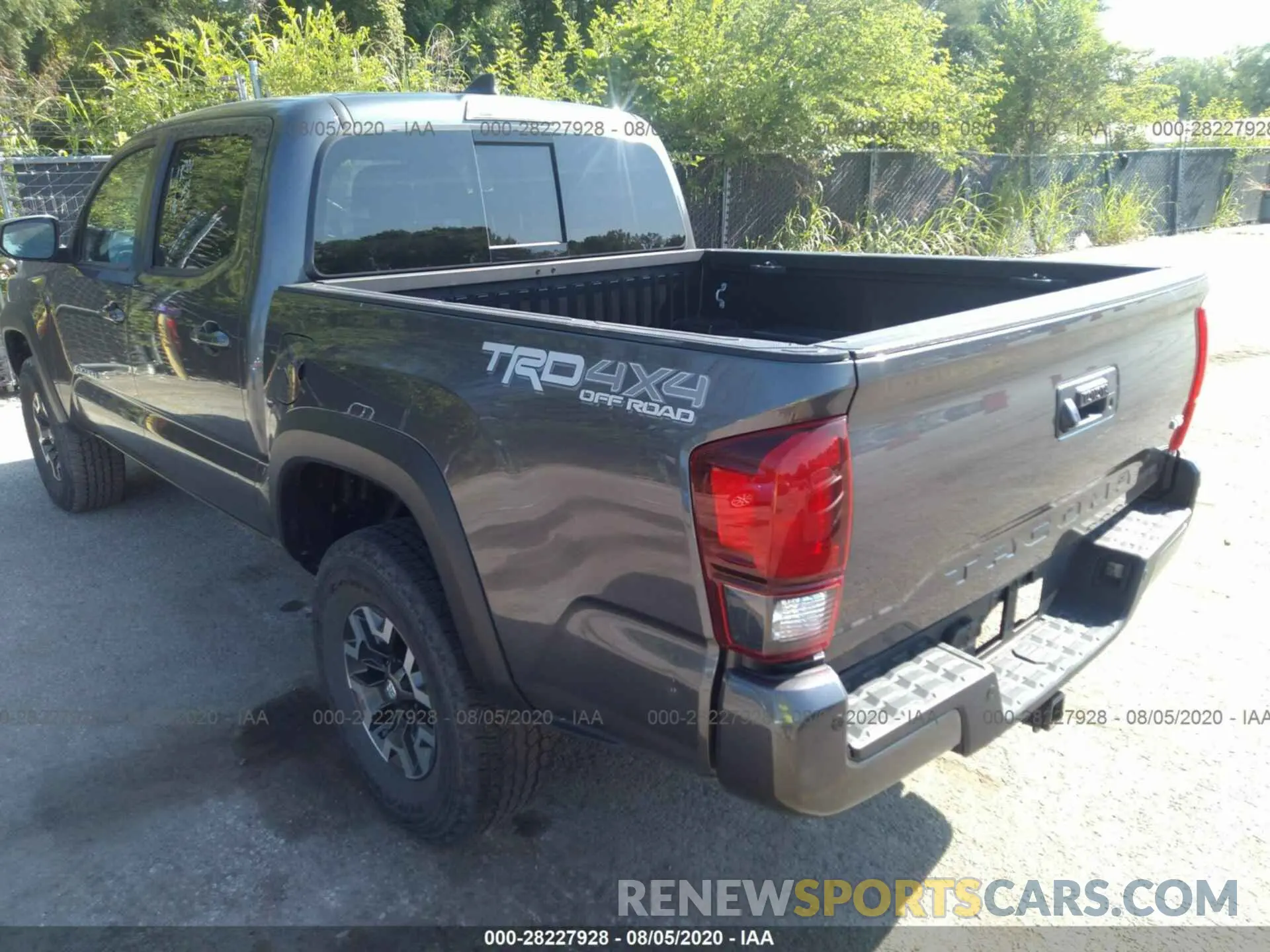 3 Photograph of a damaged car 5TFCZ5AN5KX195243 TOYOTA TACOMA 4WD 2019