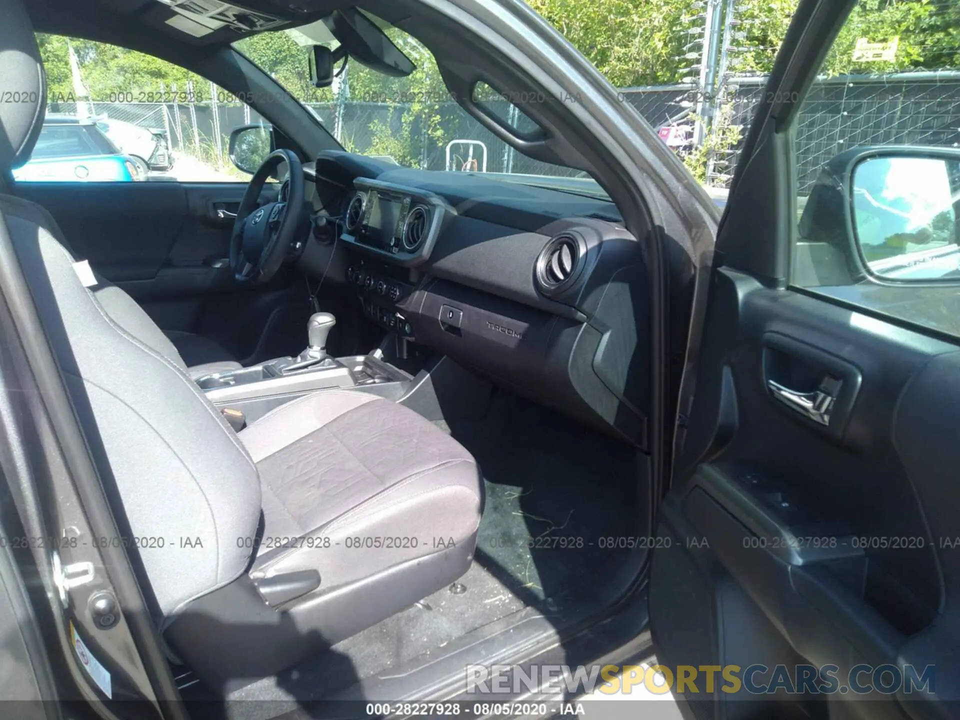 5 Photograph of a damaged car 5TFCZ5AN5KX195243 TOYOTA TACOMA 4WD 2019