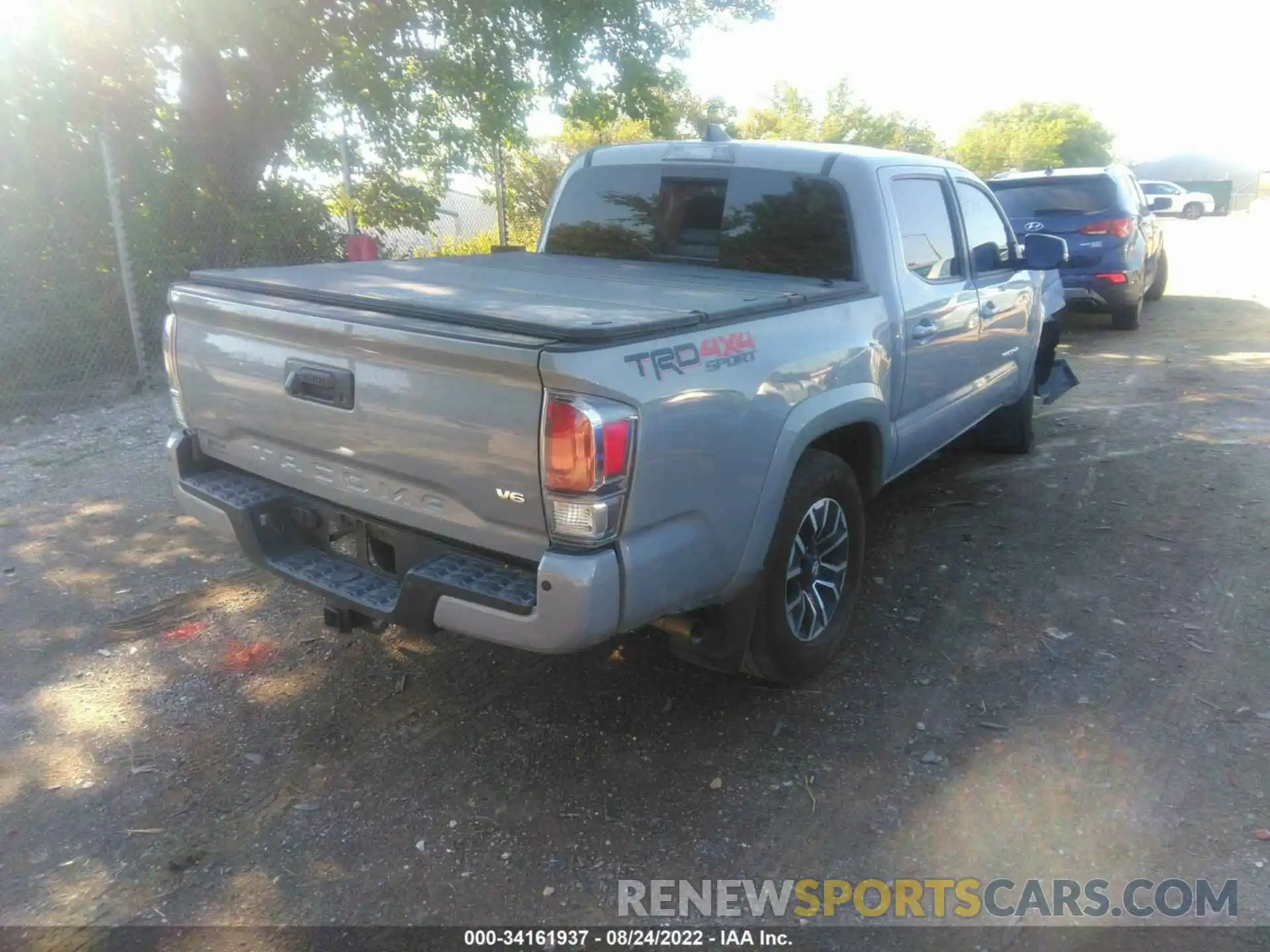 4 Photograph of a damaged car 3TMCZ5AN5LM368427 TOYOTA TACOMA 4WD 2020