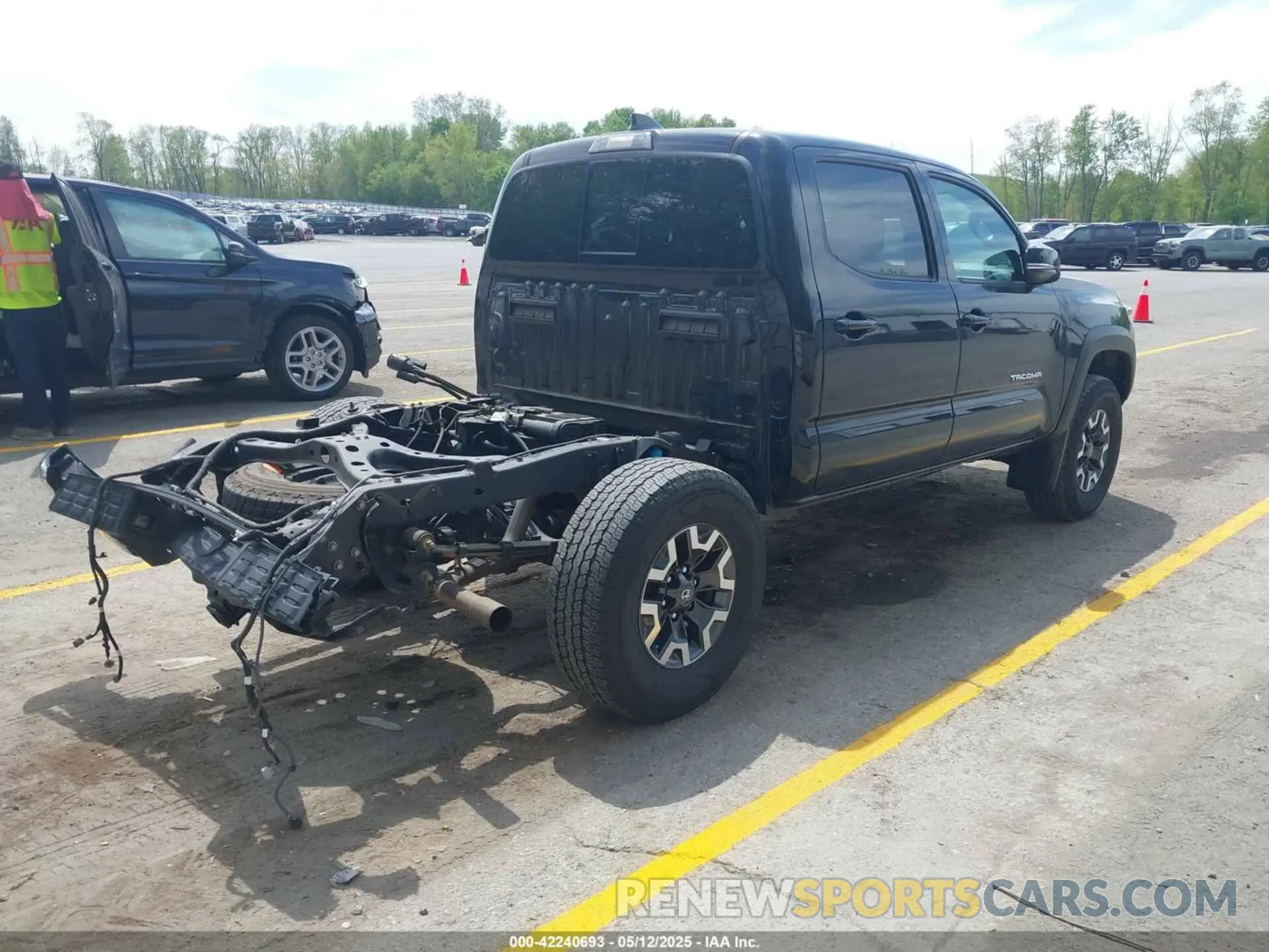 4 Photograph of a damaged car 3TMCZ5AN0MM417261 TOYOTA TACOMA 4WD 2021