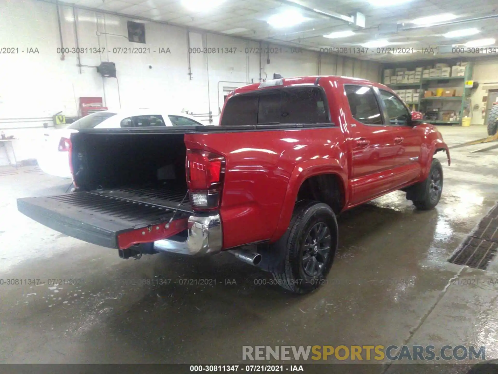 4 Photograph of a damaged car 3TMCZ5AN9MM380548 TOYOTA TACOMA 4WD 2021