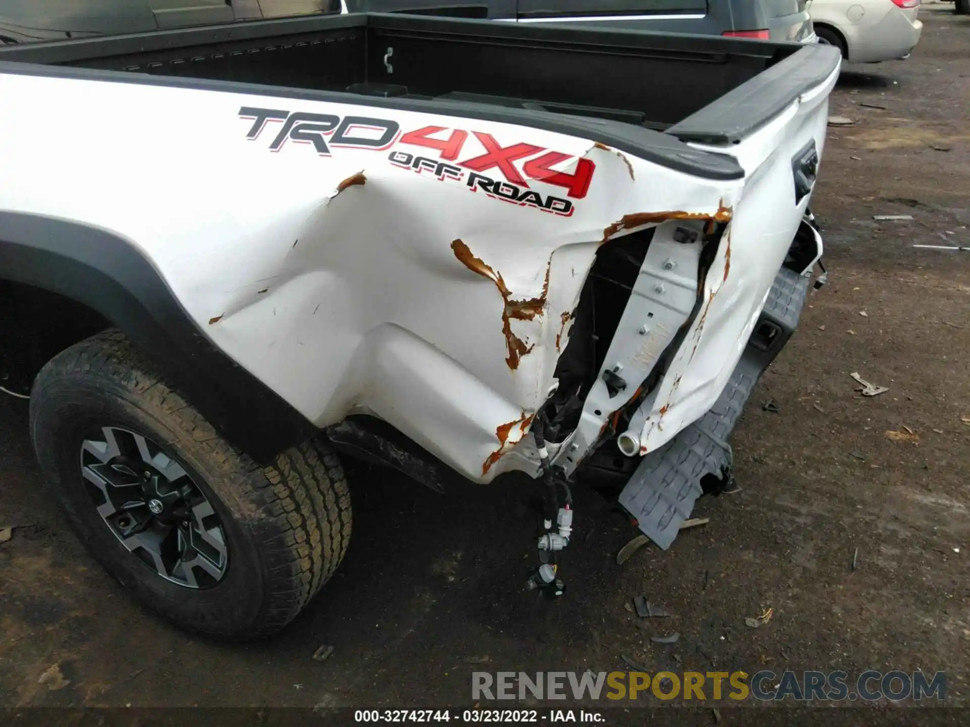 6 Photograph of a damaged car 5TFCZ5AN1MX260270 TOYOTA TACOMA 4WD 2021