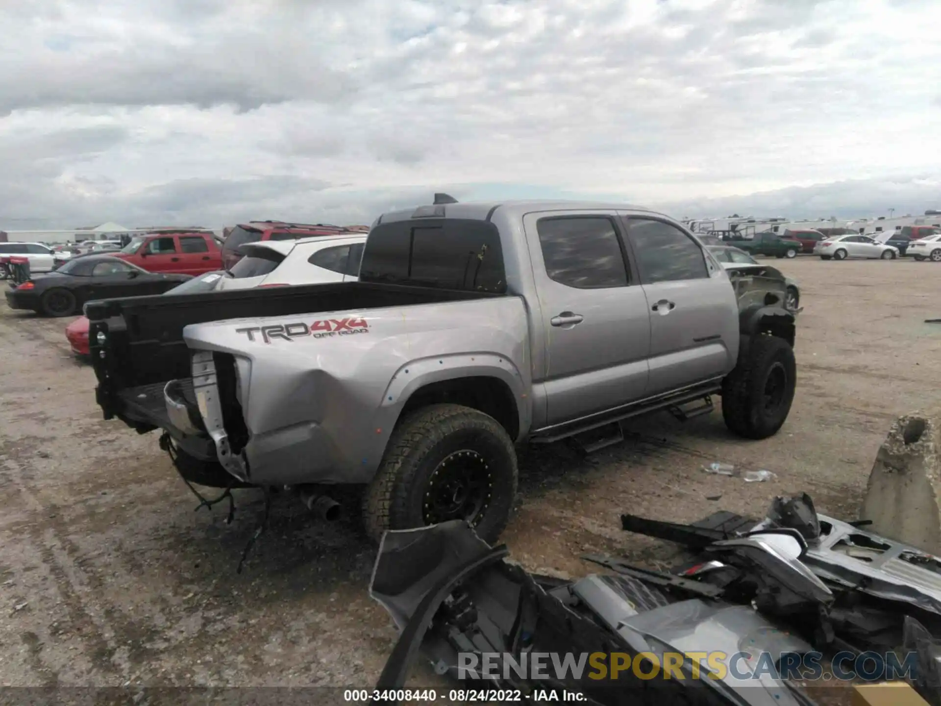 4 Photograph of a damaged car 5TFCZ5AN2MX277501 TOYOTA TACOMA 4WD 2021