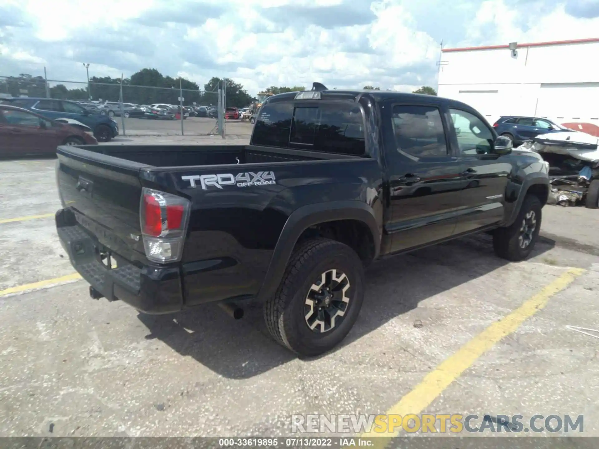 4 Photograph of a damaged car 5TFCZ5AN5MX271420 TOYOTA TACOMA 4WD 2021