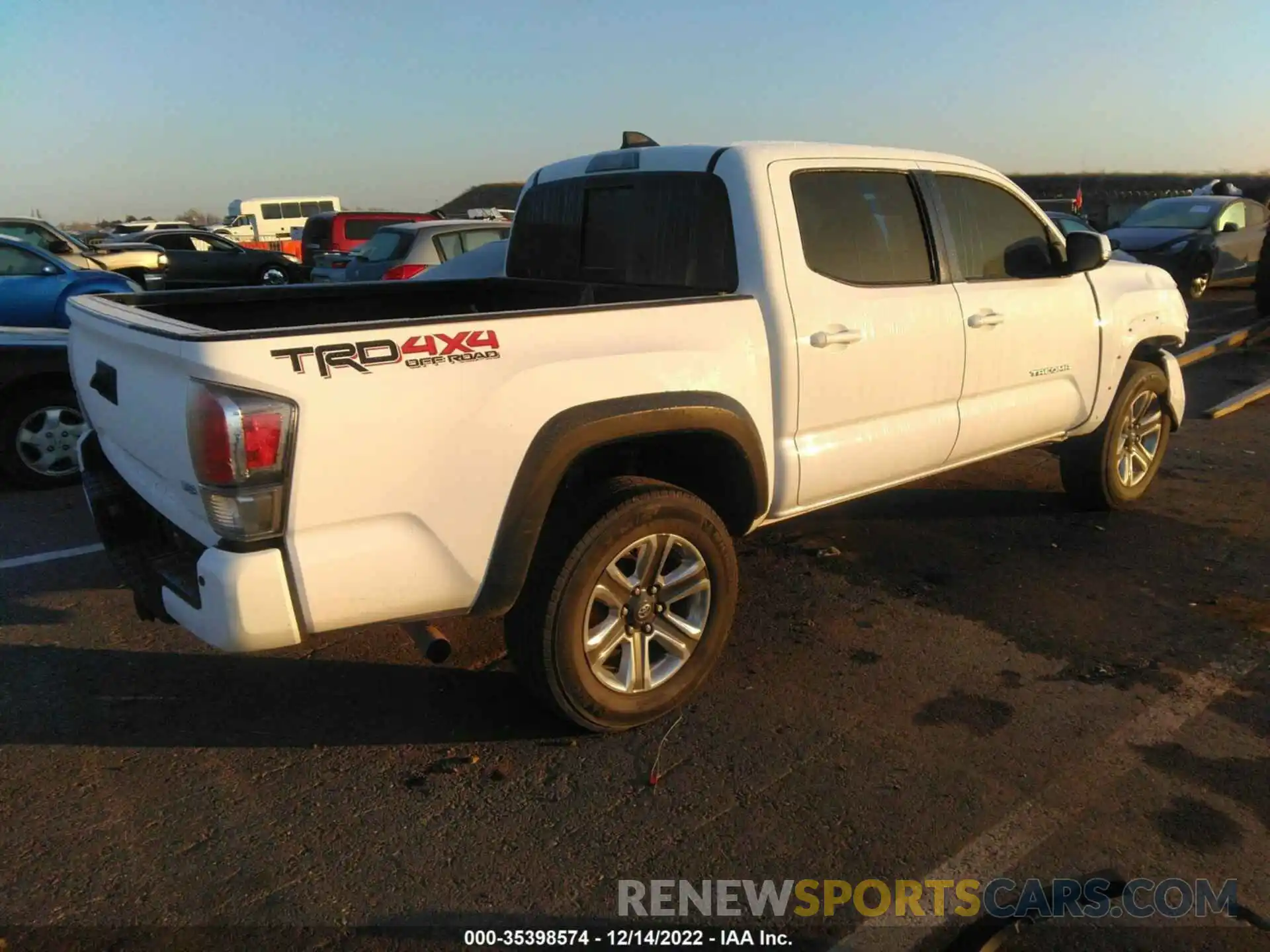 4 Photograph of a damaged car 5TFCZ5AN7MX268857 TOYOTA TACOMA 4WD 2021