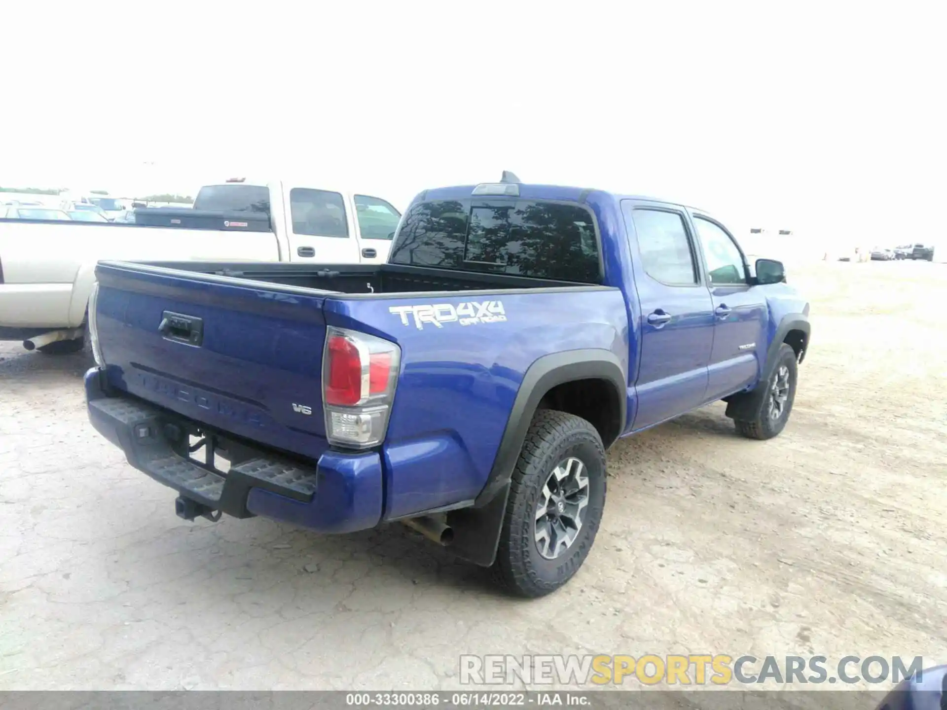 4 Photograph of a damaged car 3TMCZ5AN3NM487550 TOYOTA TACOMA 4WD 2022