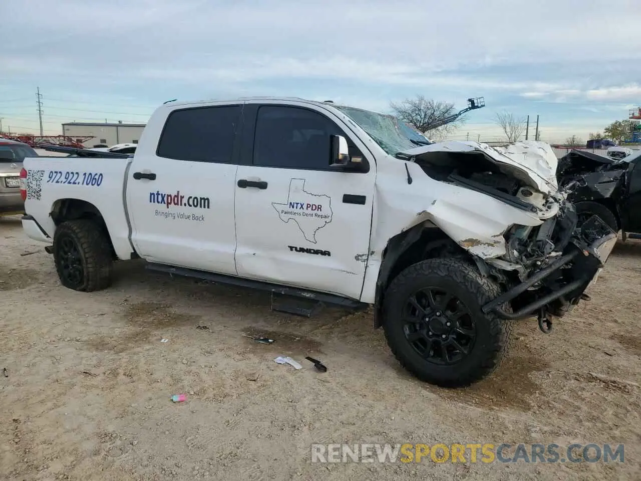 4 Photograph of a damaged car 5TFDW5F17FX485427 TOYOTA TUNDRA 2015