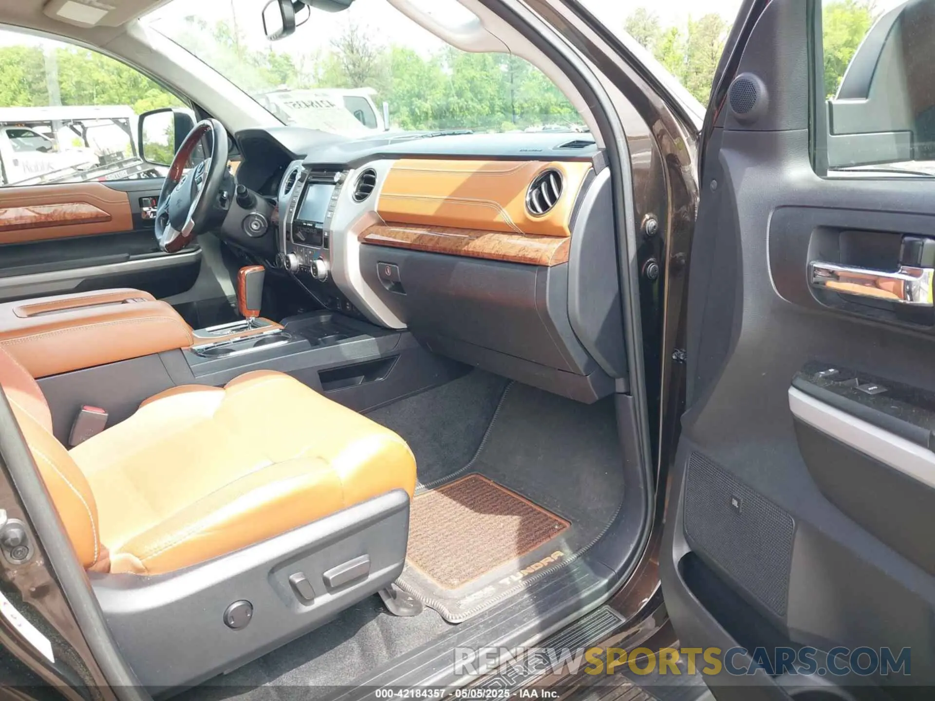 5 Photograph of a damaged car 5TFAY5F10KX854202 TOYOTA TUNDRA 2019