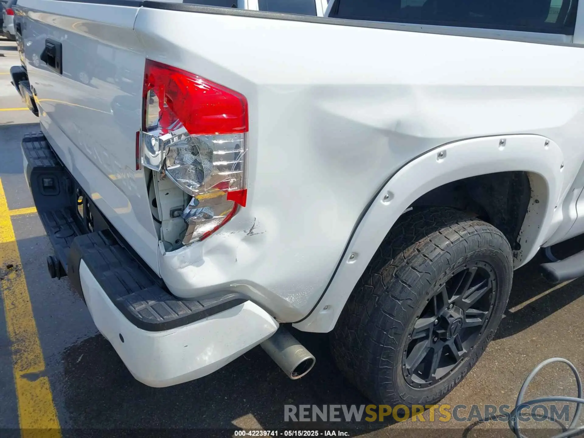 17 Photograph of a damaged car 5TFAY5F17KX869635 TOYOTA TUNDRA 2019