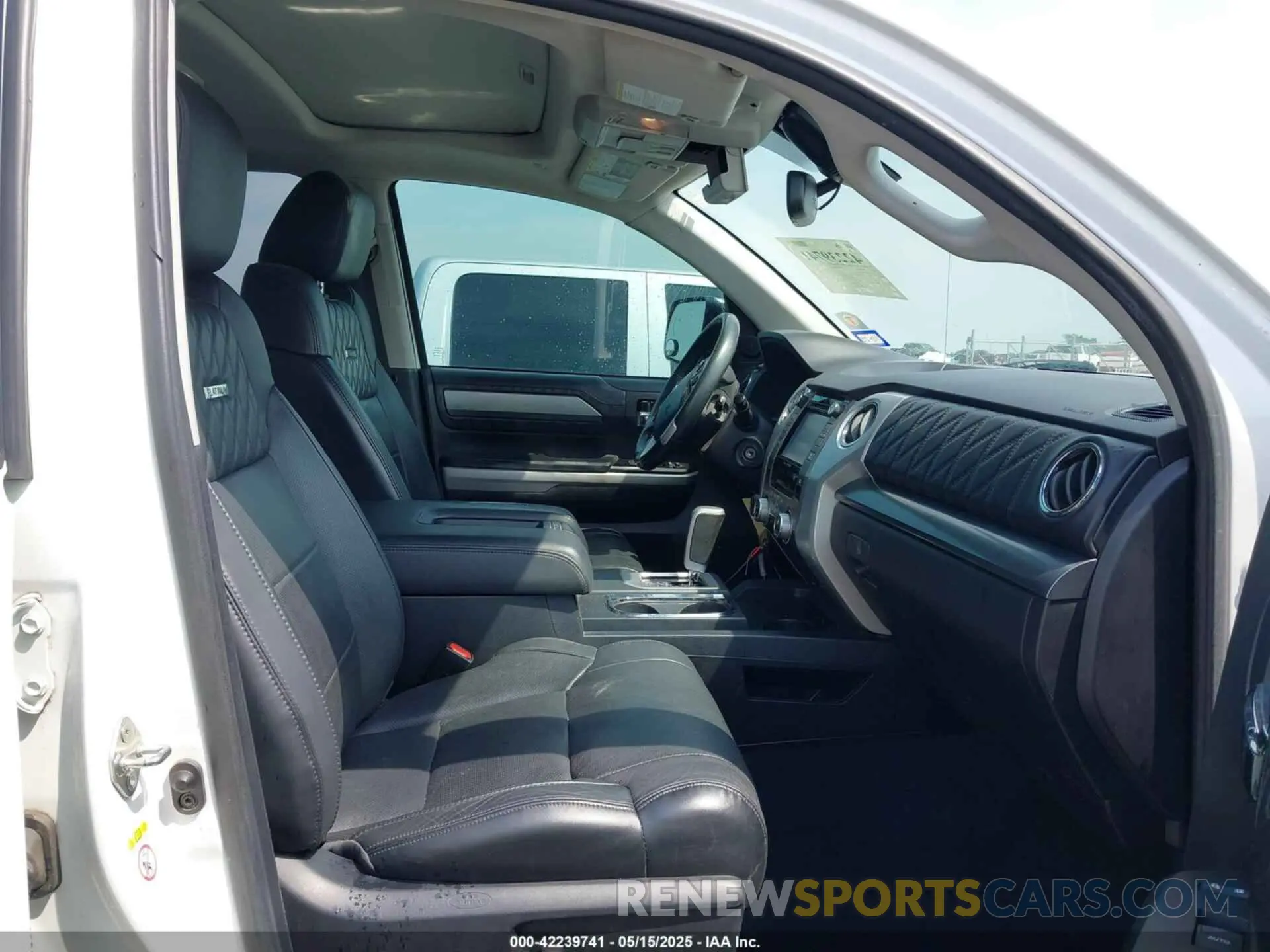 5 Photograph of a damaged car 5TFAY5F17KX869635 TOYOTA TUNDRA 2019