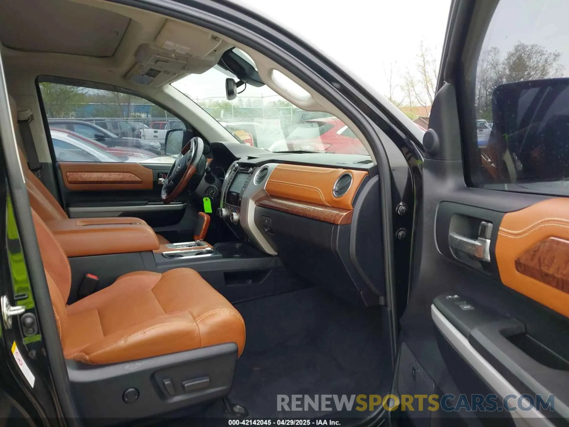 5 Photograph of a damaged car 5TFAY5F19KX808531 TOYOTA TUNDRA 2019