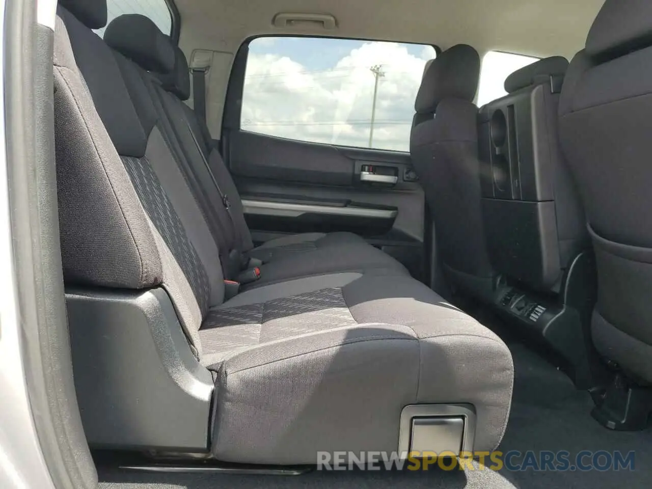 10 Photograph of a damaged car 5TFDW5F12KX847402 TOYOTA TUNDRA 2019
