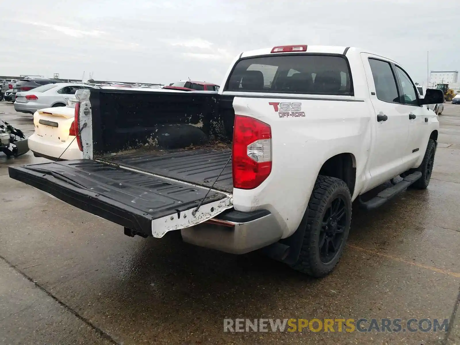 4 Photograph of a damaged car 5TFDW5F15KX815396 TOYOTA TUNDRA 2019