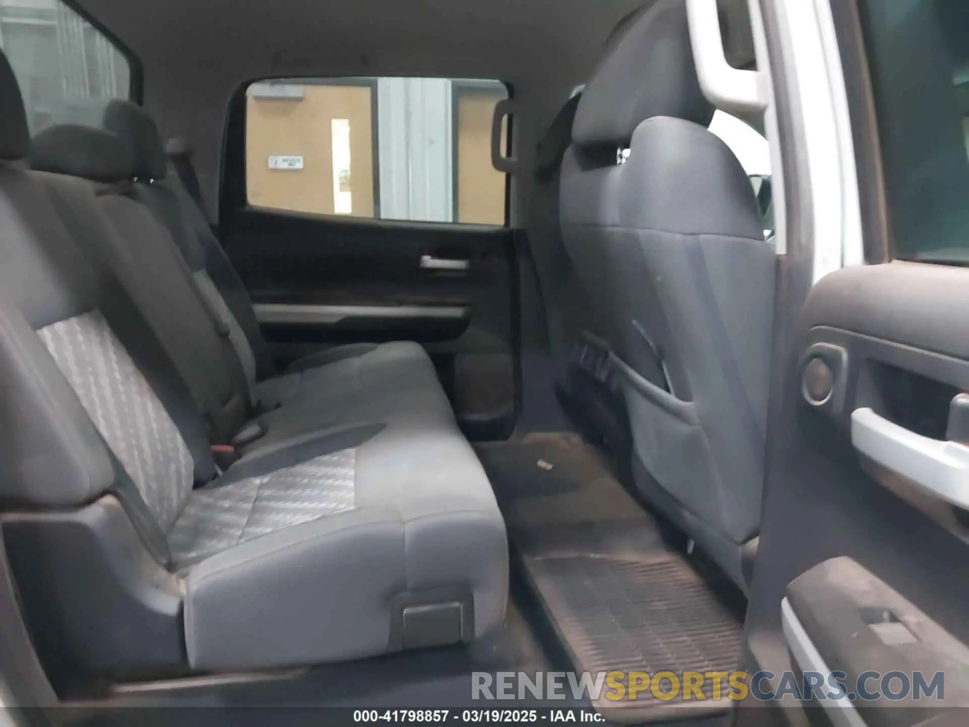 8 Photograph of a damaged car 5TFDW5F17KX805579 TOYOTA TUNDRA 2019