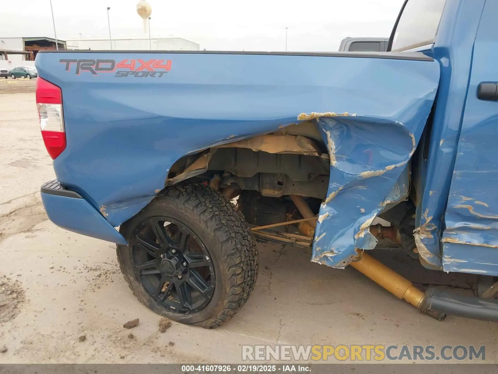 18 Photograph of a damaged car 5TFDW5F18KX833777 TOYOTA TUNDRA 2019
