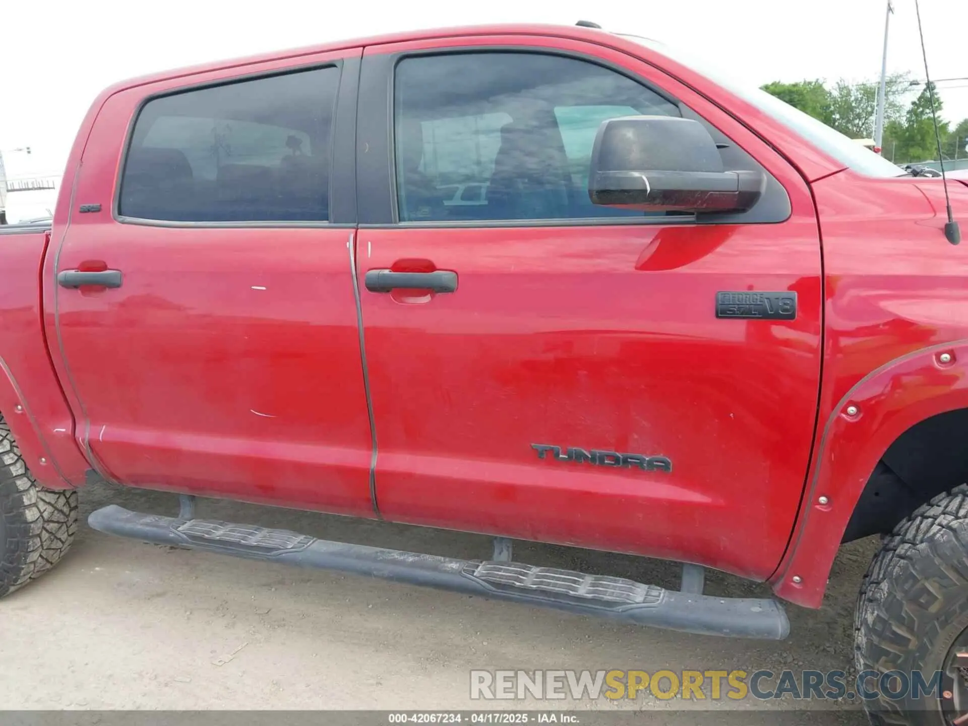 13 Photograph of a damaged car 5TFDW5F1XKX839046 TOYOTA TUNDRA 2019