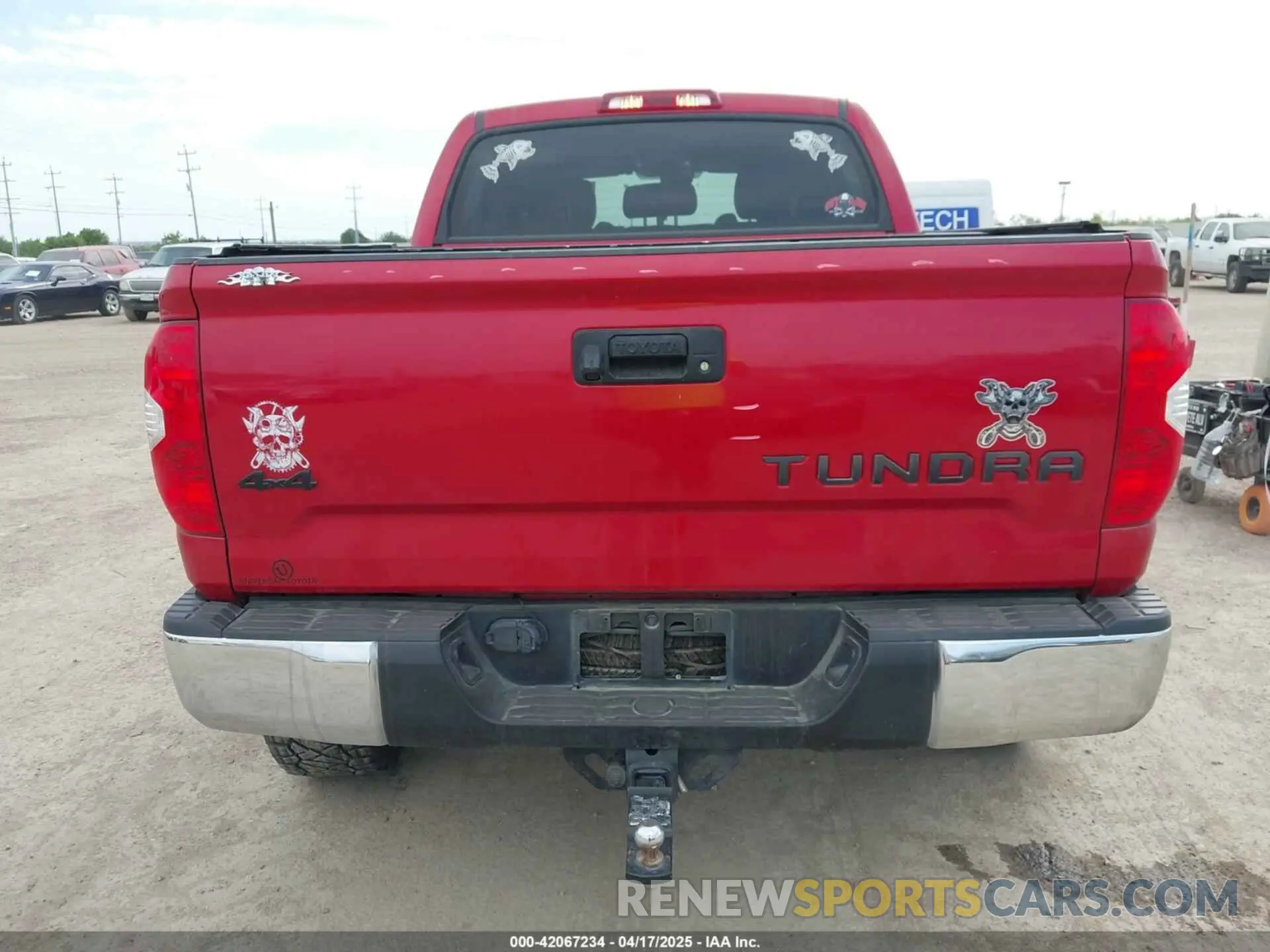 16 Photograph of a damaged car 5TFDW5F1XKX839046 TOYOTA TUNDRA 2019