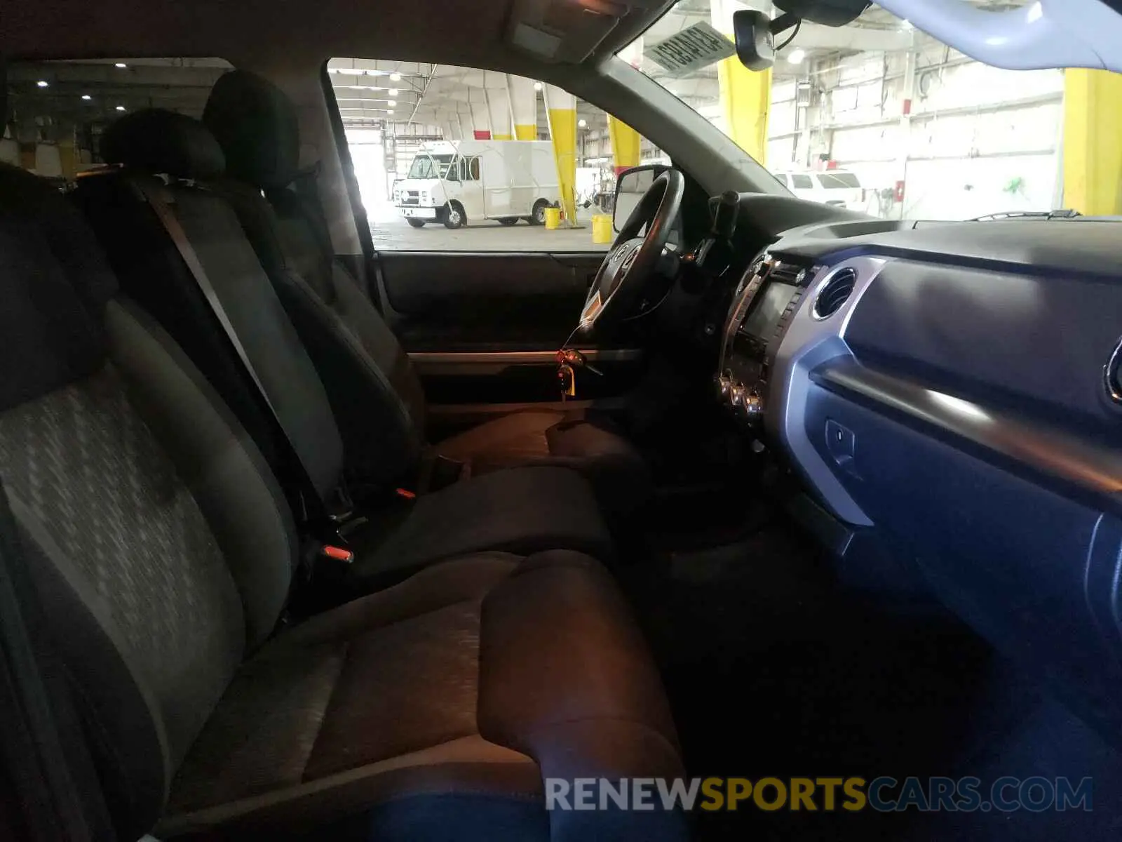 5 Photograph of a damaged car 5TFDY5F13KX793263 TOYOTA TUNDRA 2019