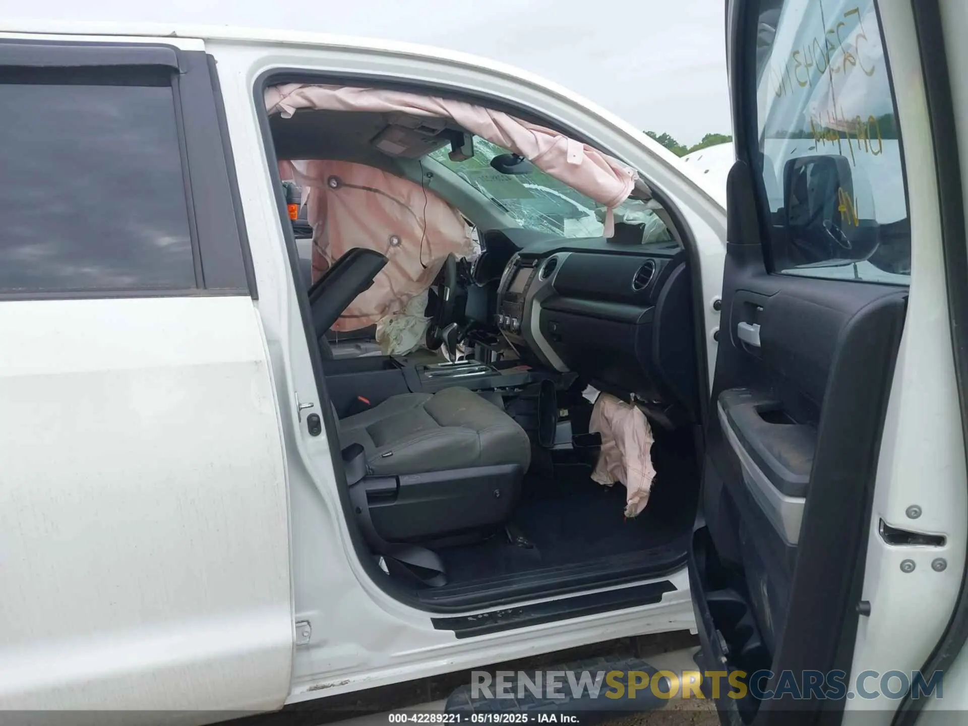 5 Photograph of a damaged car 5TFDY5F13KX809672 TOYOTA TUNDRA 2019