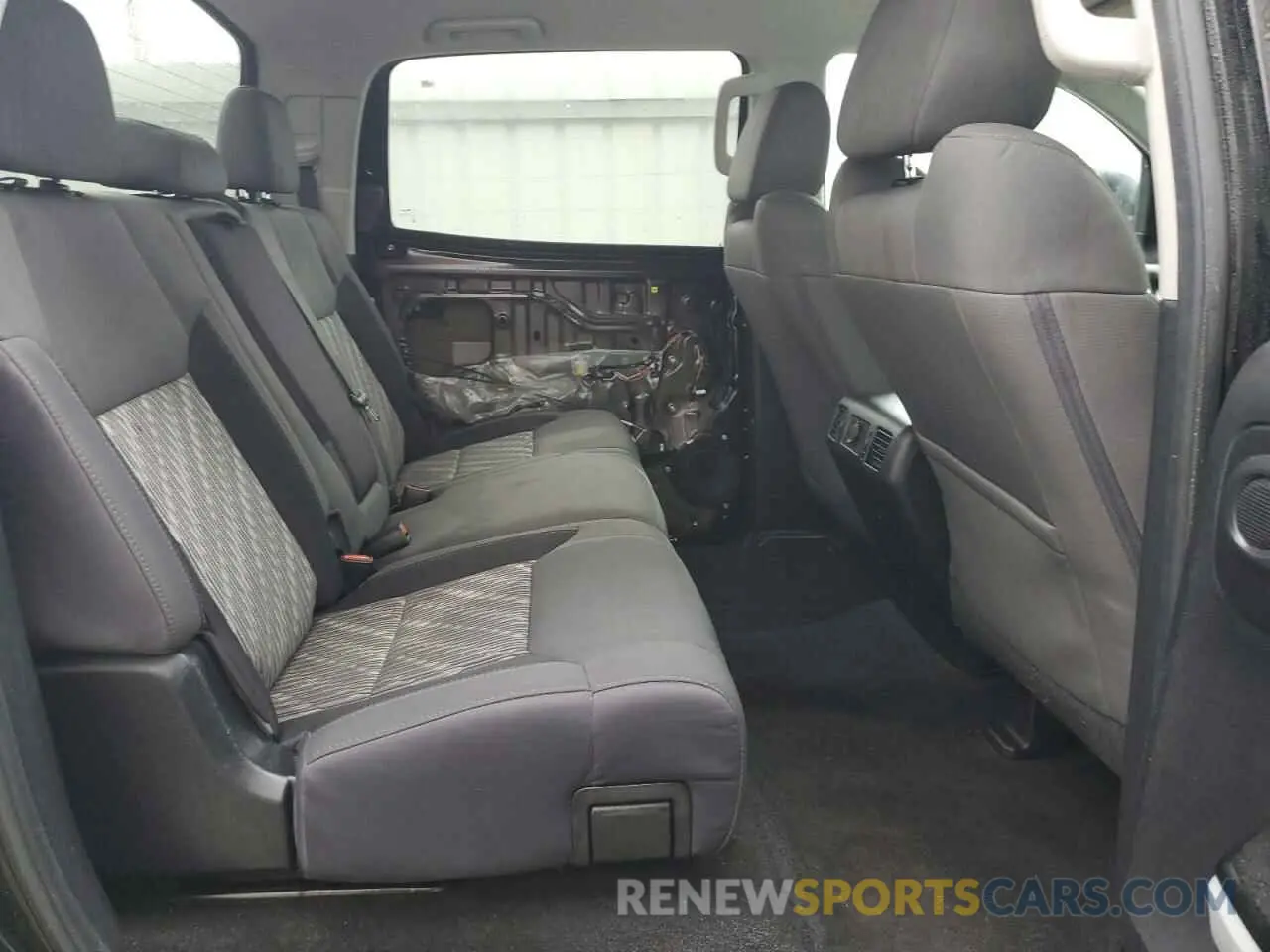 10 Photograph of a damaged car 5TFDY5F14KX808952 TOYOTA TUNDRA 2019