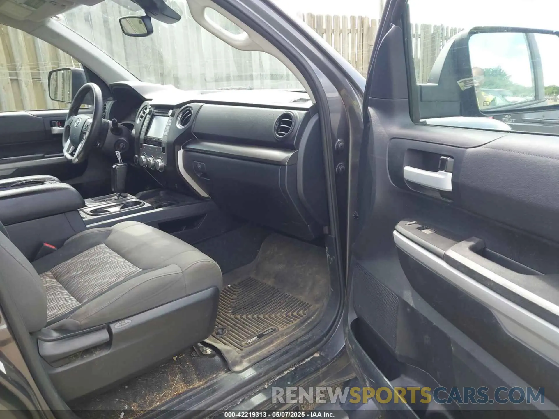 5 Photograph of a damaged car 5TFDY5F14KX817411 TOYOTA TUNDRA 2019