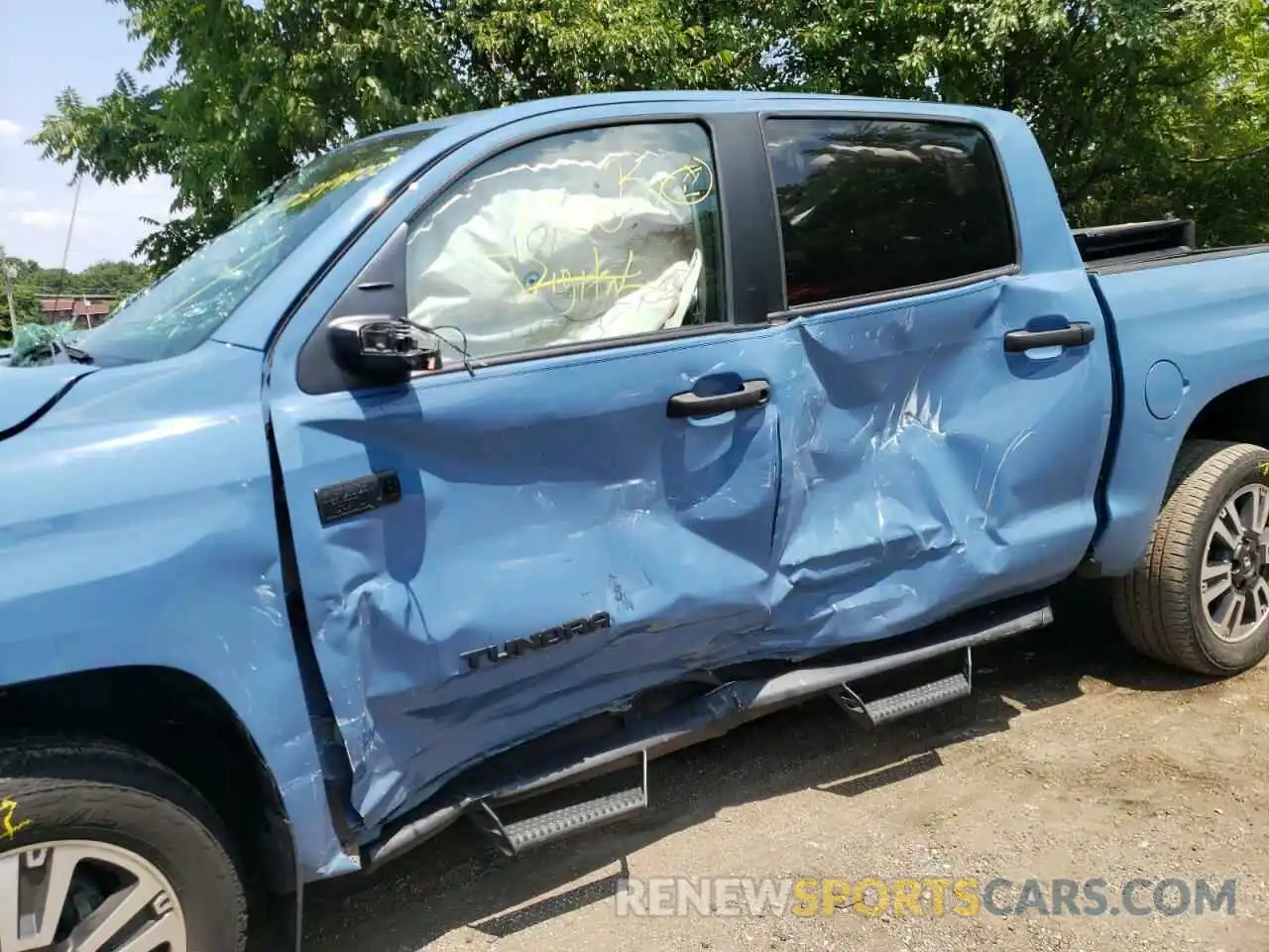 10 Photograph of a damaged car 5TFDY5F16KX795993 TOYOTA TUNDRA 2019