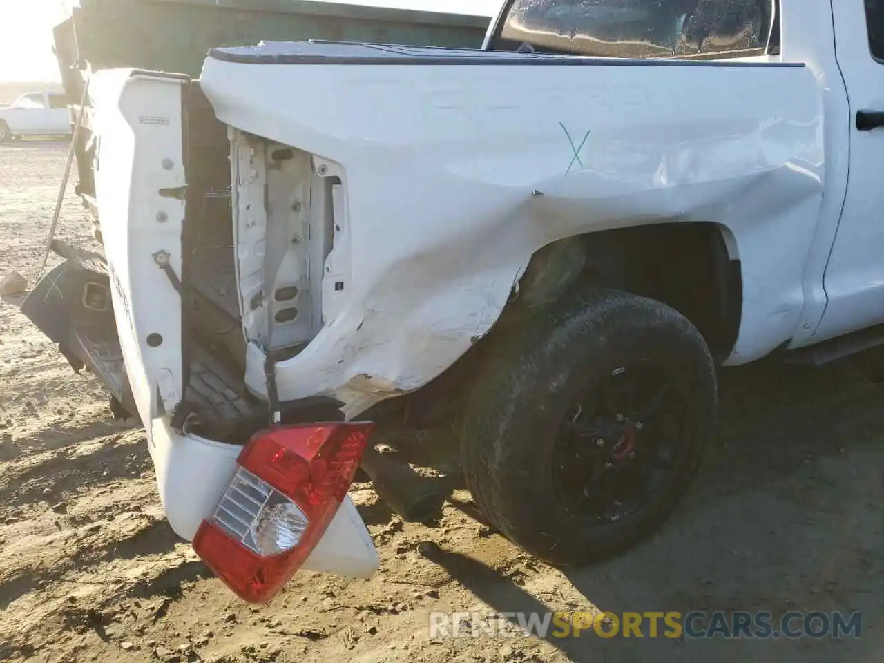 9 Photograph of a damaged car 5TFDY5F16KX801582 TOYOTA TUNDRA 2019