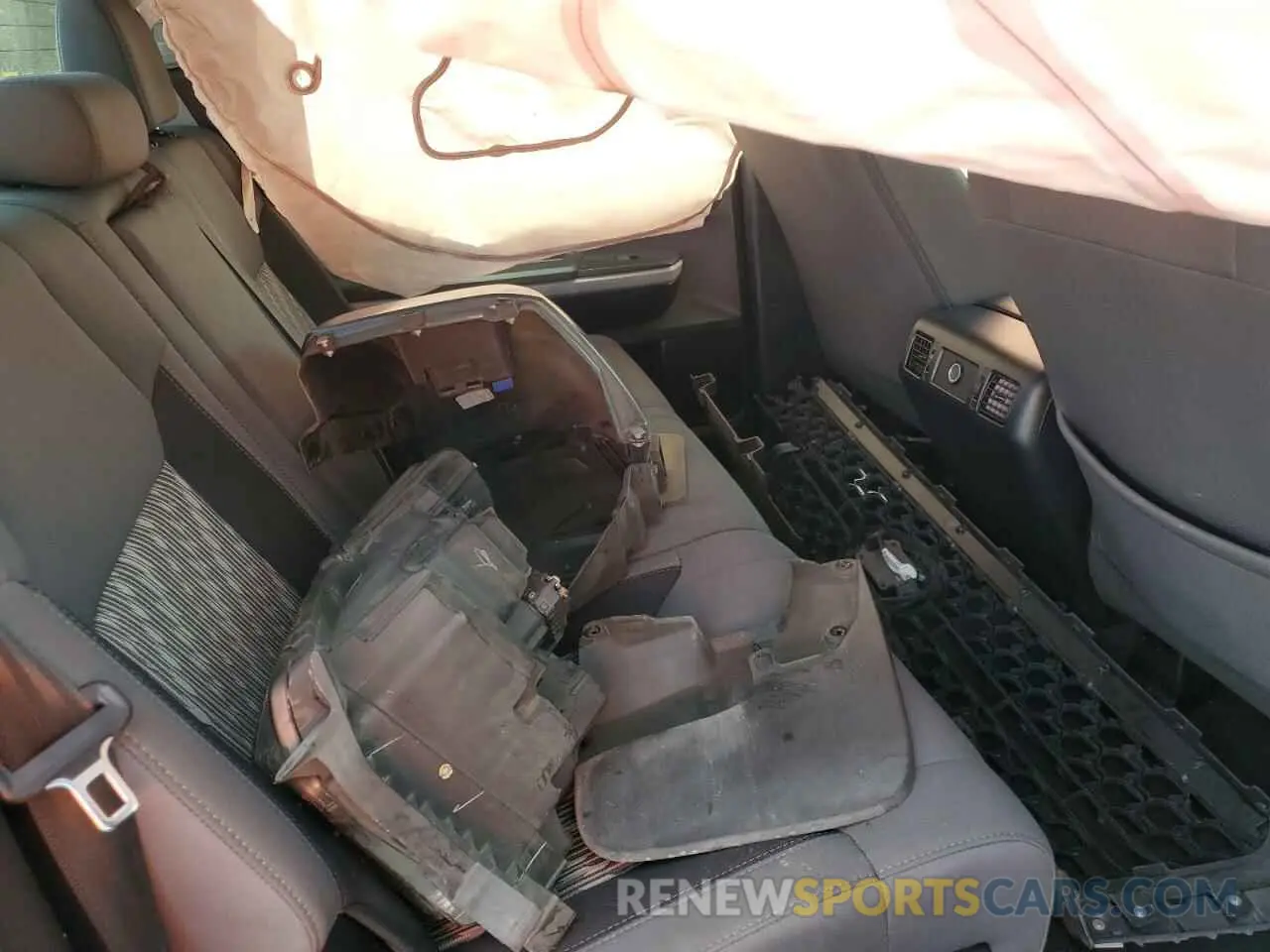 10 Photograph of a damaged car 5TFDY5F16KX845047 TOYOTA TUNDRA 2019