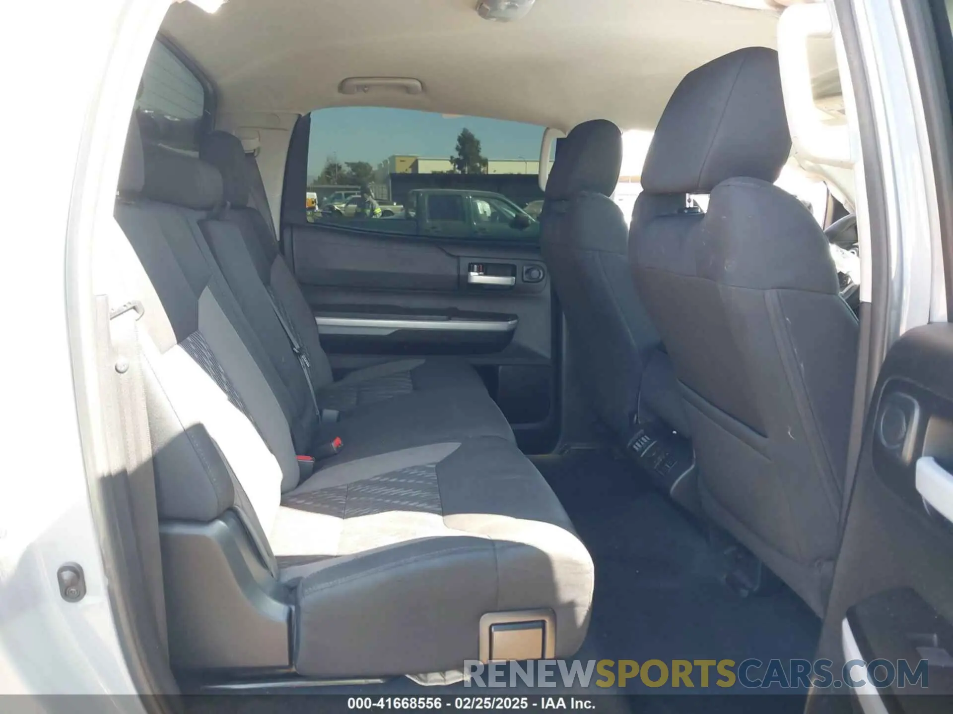 8 Photograph of a damaged car 5TFDY5F19KX828470 TOYOTA TUNDRA 2019