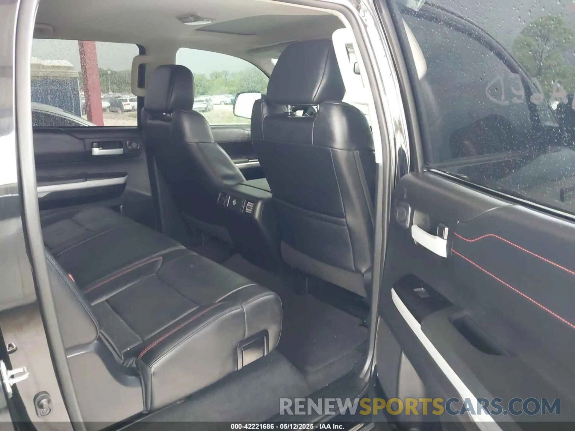 8 Photograph of a damaged car 5TFDY5F19KX833684 TOYOTA TUNDRA 2019