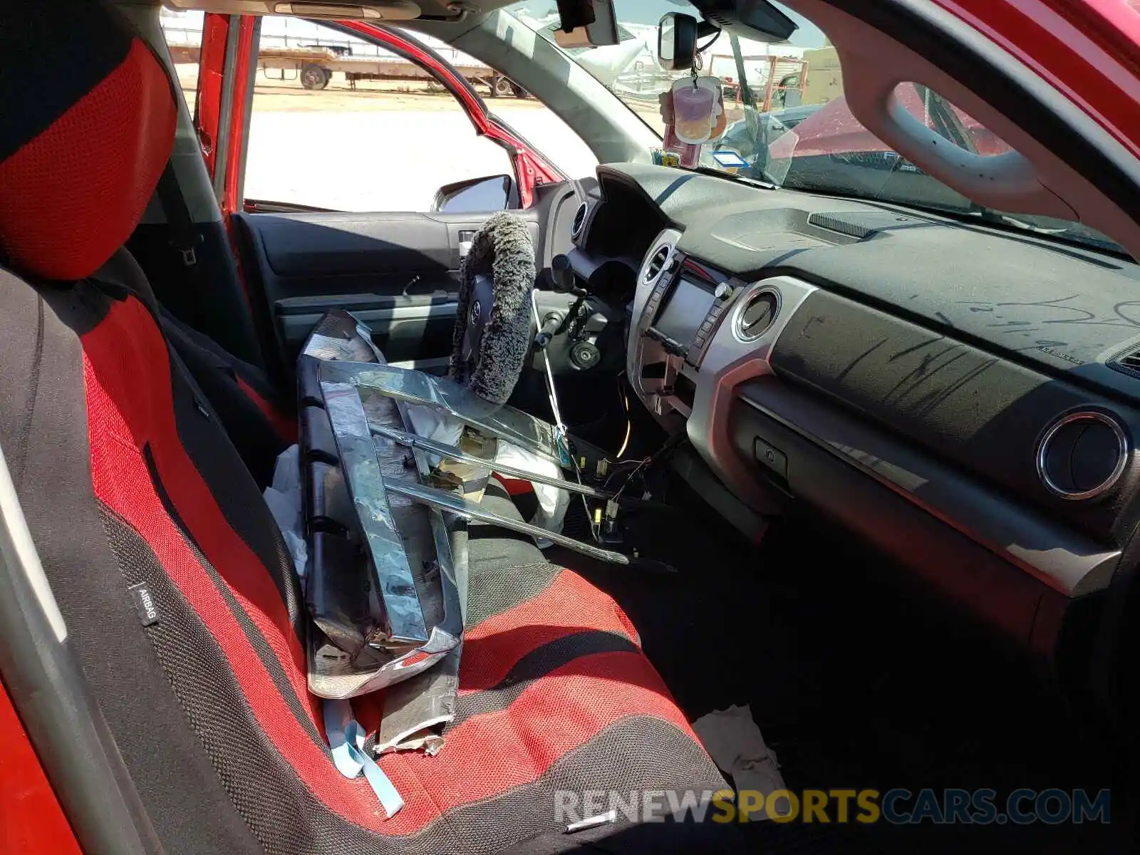 5 Photograph of a damaged car 5TFEM5F19KX139285 TOYOTA TUNDRA 2019