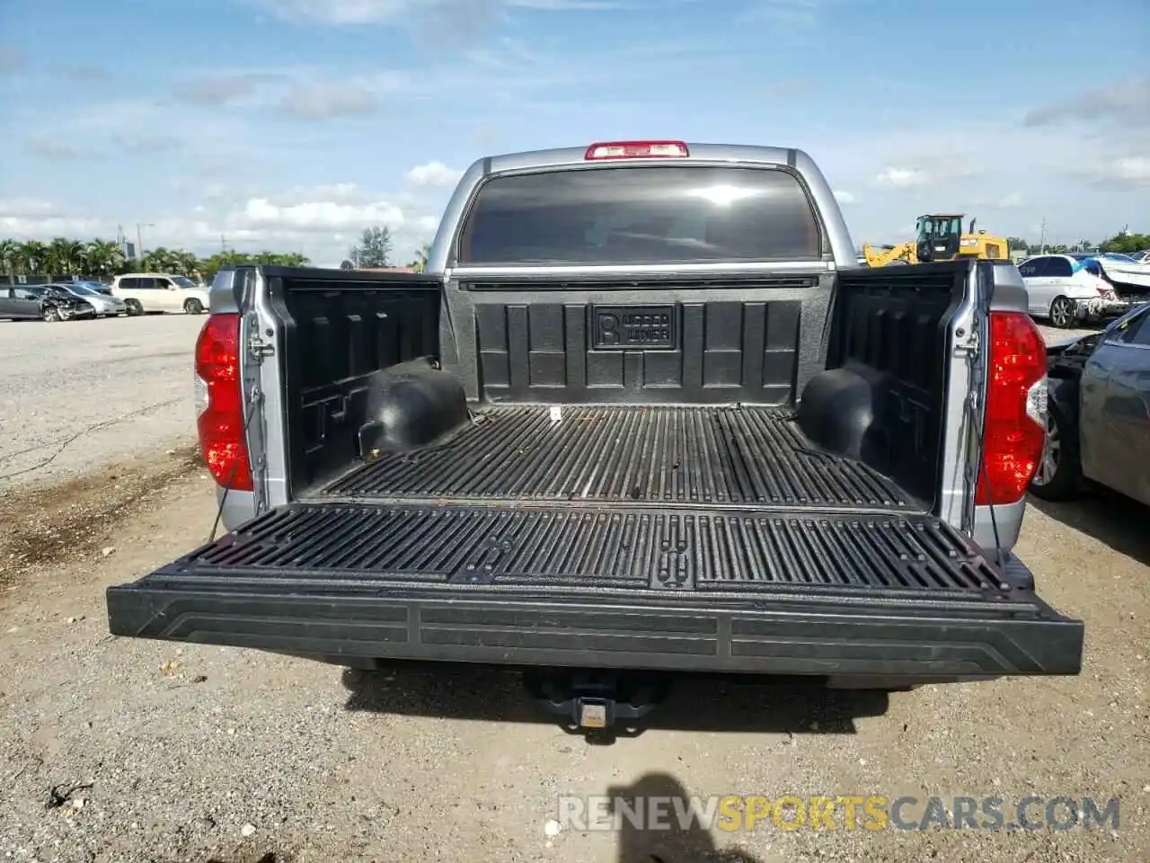 9 Photograph of a damaged car 5TFGY5F15KX254625 TOYOTA TUNDRA 2019