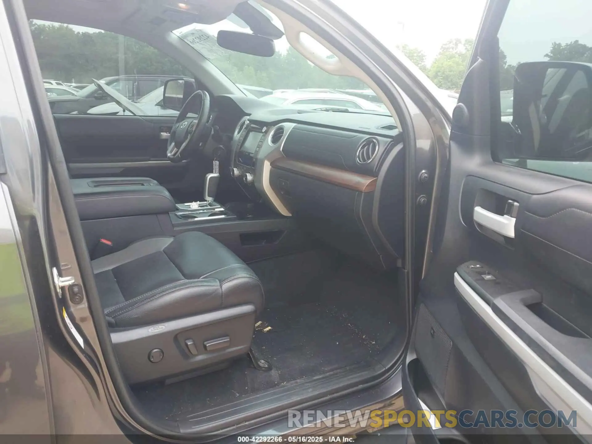 5 Photograph of a damaged car 5TFHY5F15KX777874 TOYOTA TUNDRA 2019