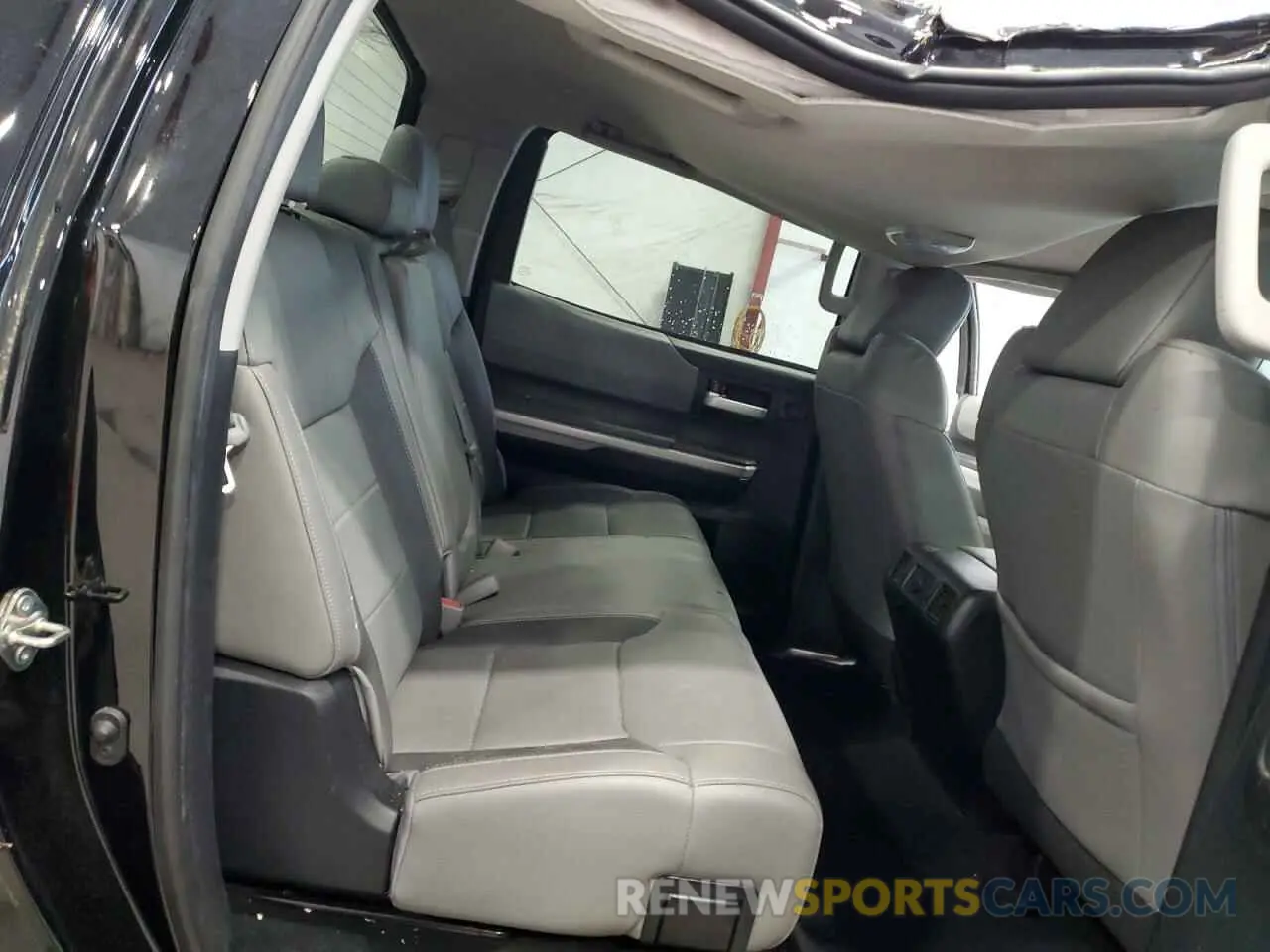 10 Photograph of a damaged car 5TFHY5F16KX862240 TOYOTA TUNDRA 2019