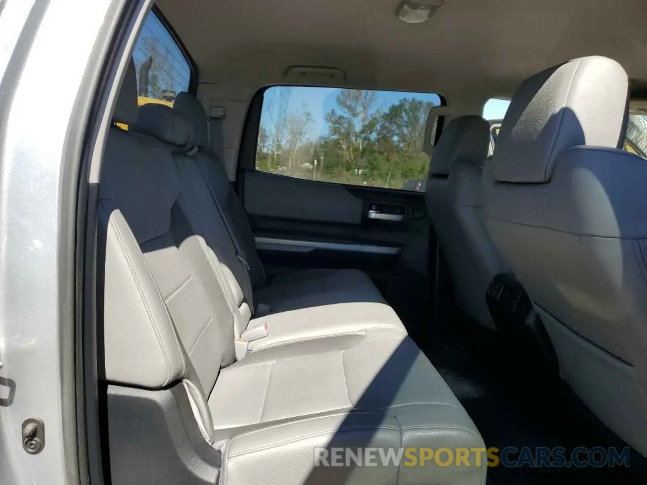 10 Photograph of a damaged car 5TFHY5F18KX802279 TOYOTA TUNDRA 2019