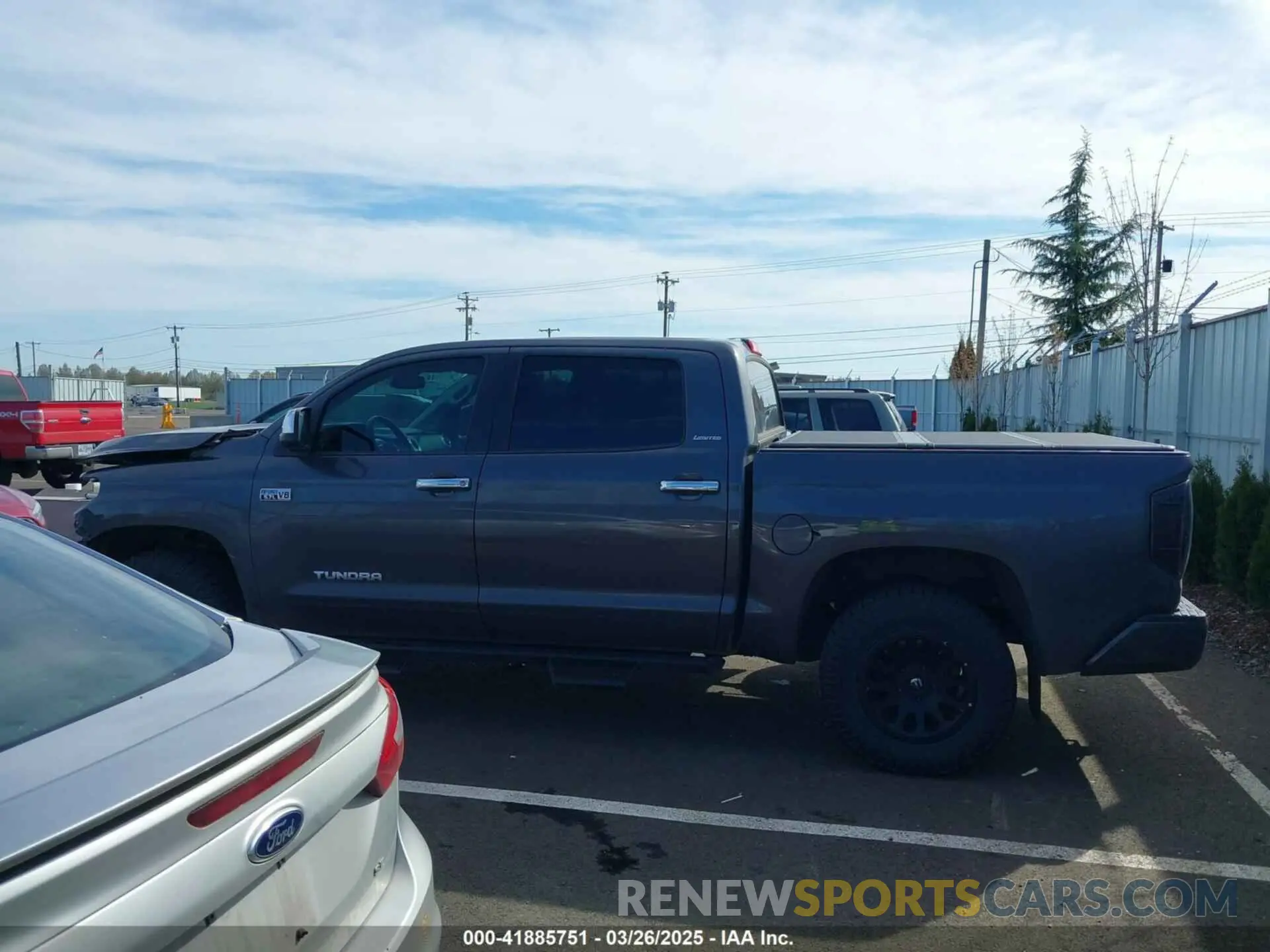 15 Photograph of a damaged car 5TFHY5F1XKX800565 TOYOTA TUNDRA 2019