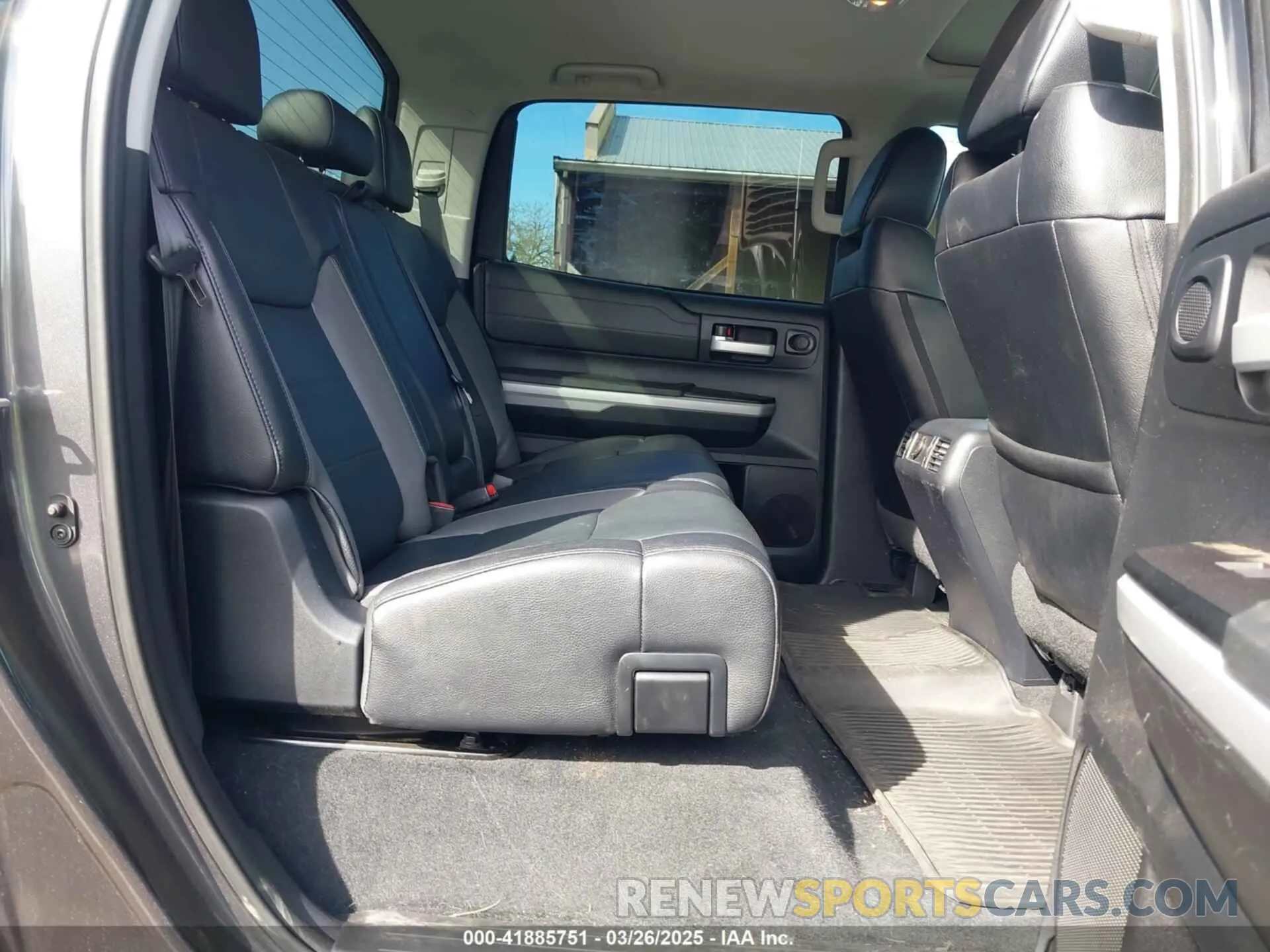 8 Photograph of a damaged car 5TFHY5F1XKX800565 TOYOTA TUNDRA 2019