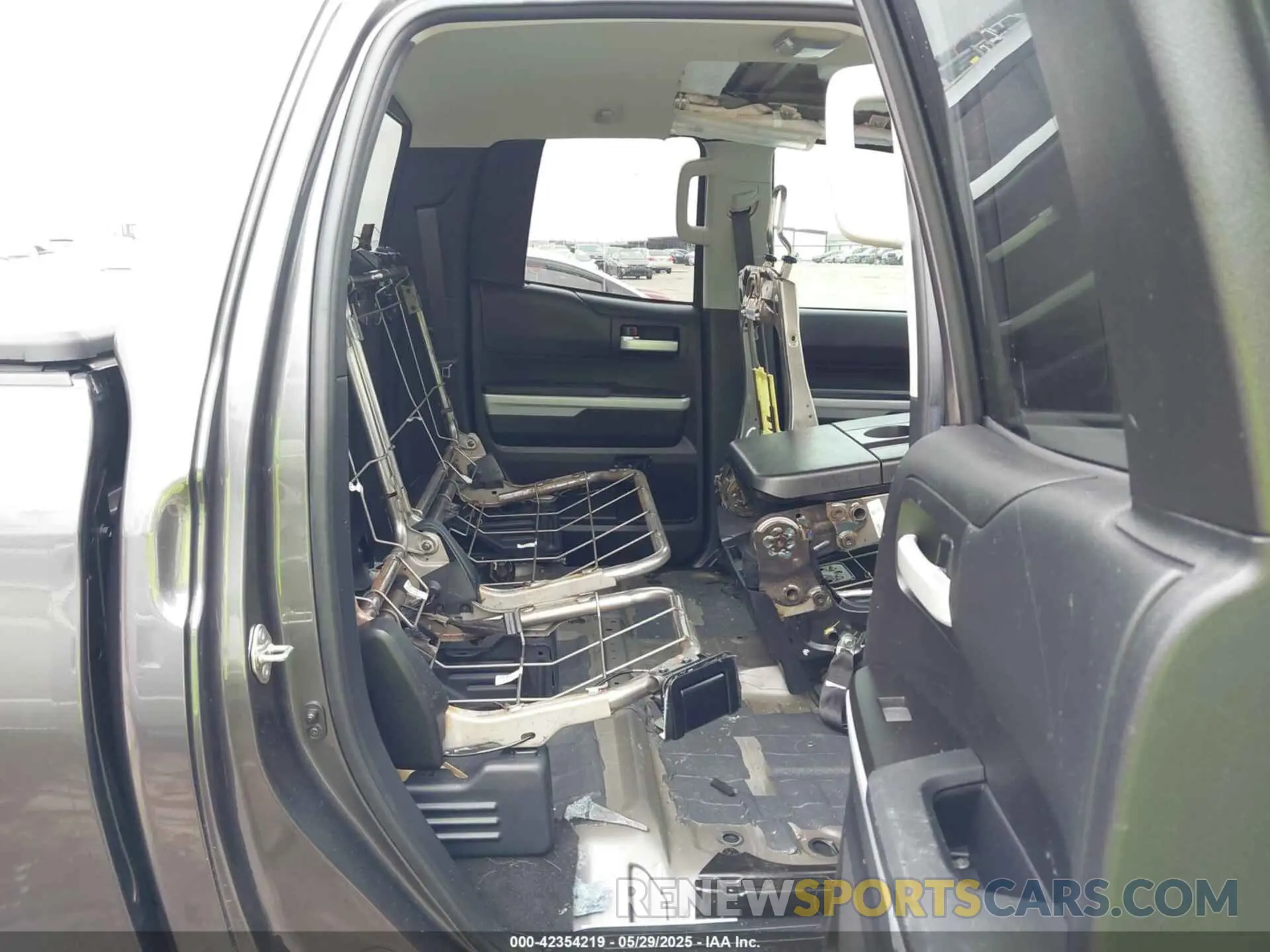 8 Photograph of a damaged car 5TFRM5F13KX134892 TOYOTA TUNDRA 2019