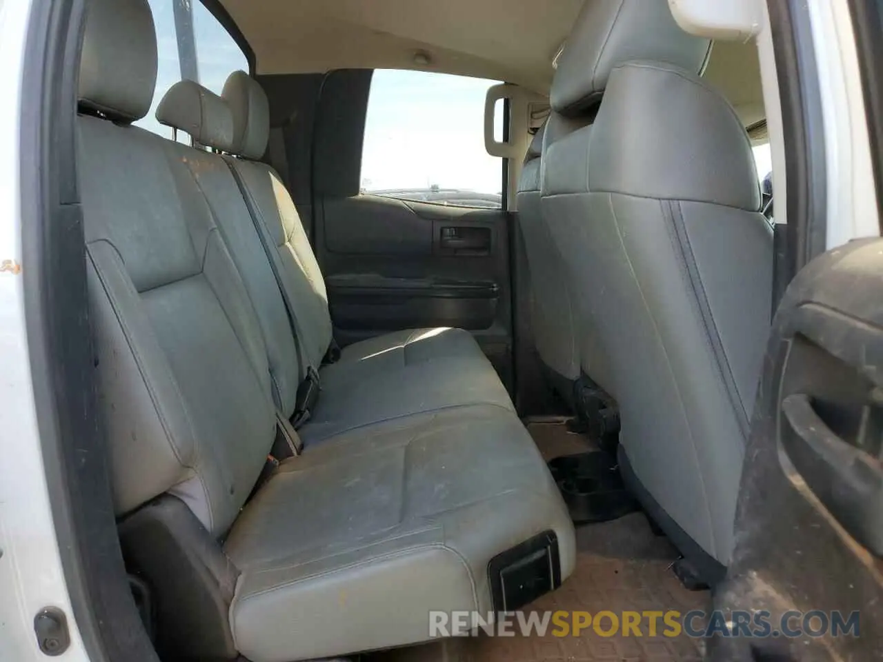 10 Photograph of a damaged car 5TFTY5F11KX010758 TOYOTA TUNDRA 2019