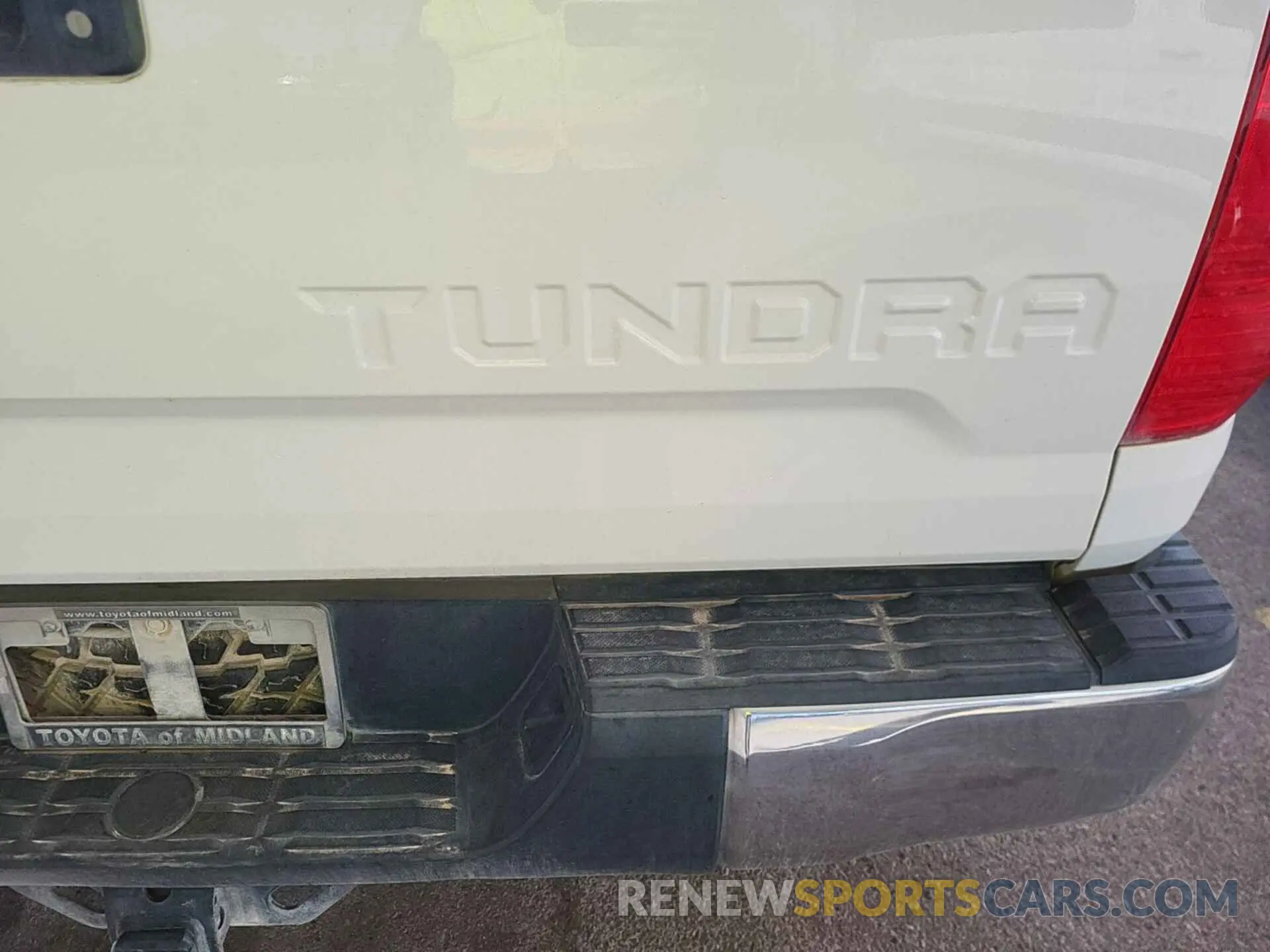 1 Photograph of a damaged car 5TFUW5F10KX831795 TOYOTA TUNDRA 2019