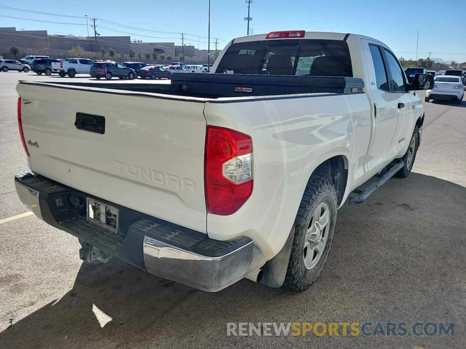 18 Photograph of a damaged car 5TFUW5F10KX831795 TOYOTA TUNDRA 2019
