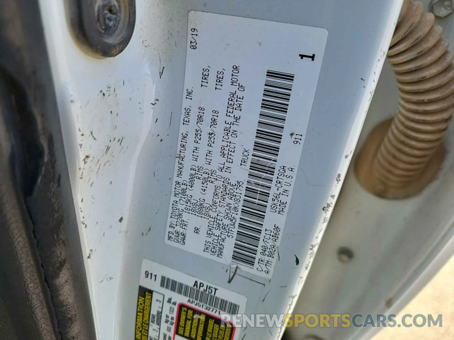 4 Photograph of a damaged car 5TFUW5F10KX831795 TOYOTA TUNDRA 2019