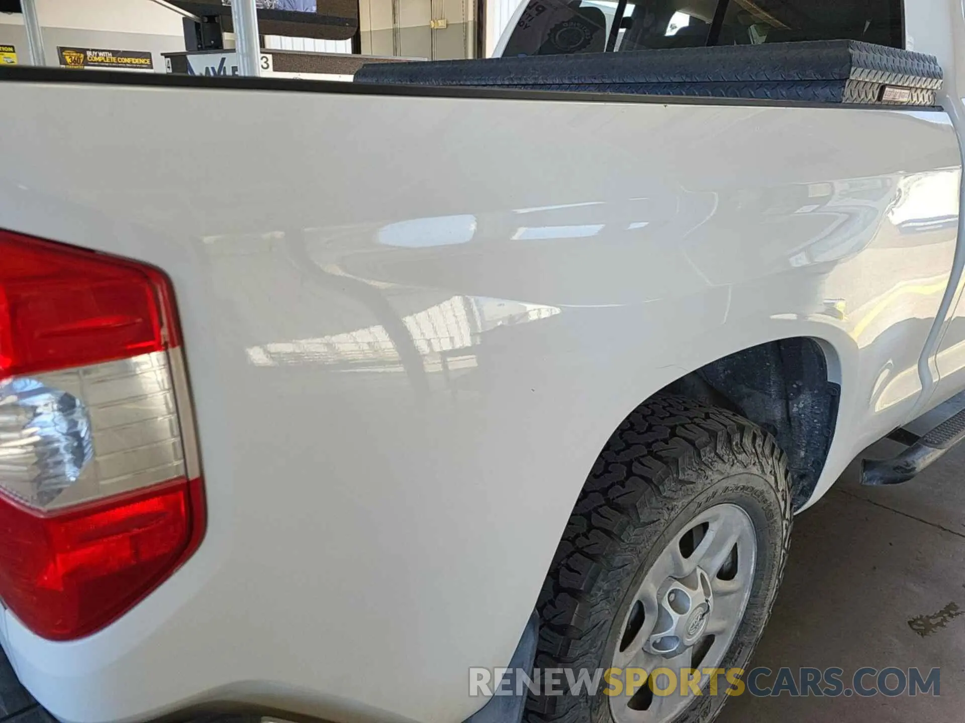 5 Photograph of a damaged car 5TFUW5F10KX831795 TOYOTA TUNDRA 2019