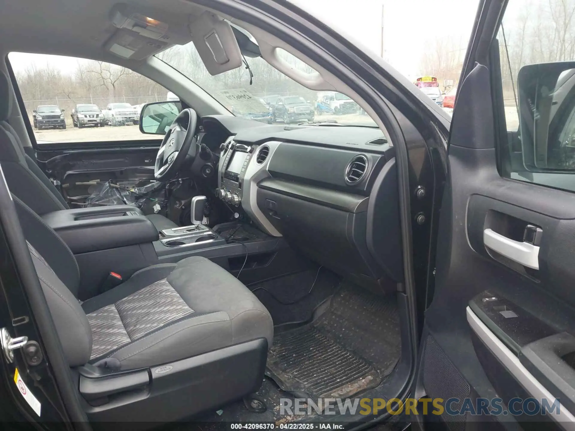 5 Photograph of a damaged car 5TFUW5F11KX807277 TOYOTA TUNDRA 2019