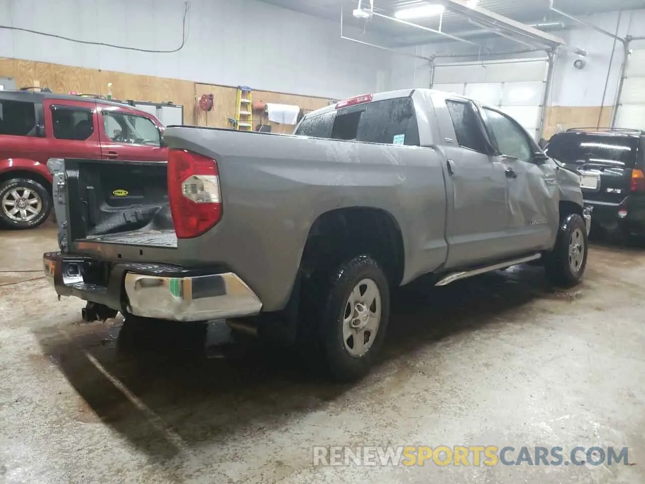 3 Photograph of a damaged car 5TFUW5F14KX811775 TOYOTA TUNDRA 2019