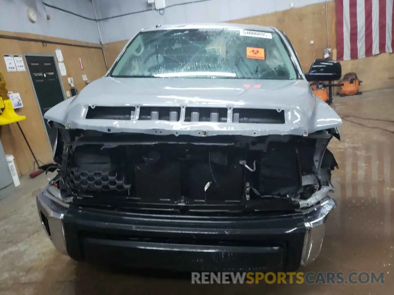 5 Photograph of a damaged car 5TFUW5F14KX811775 TOYOTA TUNDRA 2019