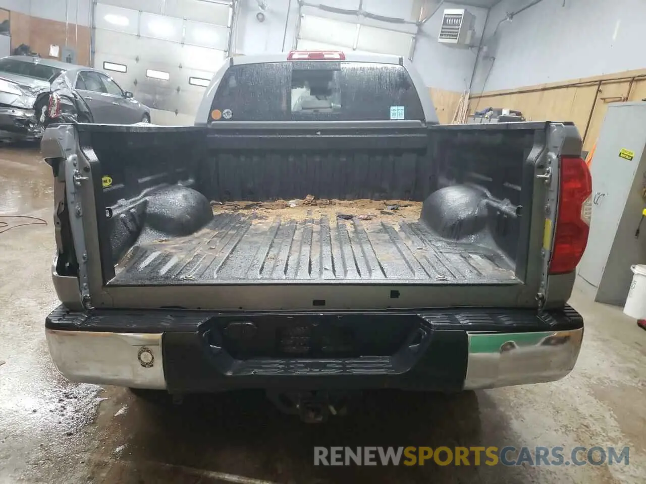 6 Photograph of a damaged car 5TFUW5F14KX811775 TOYOTA TUNDRA 2019