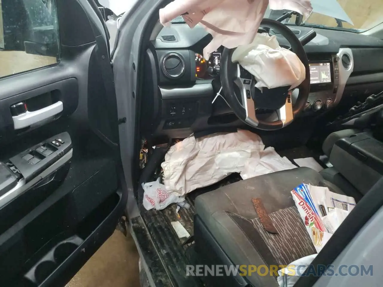 8 Photograph of a damaged car 5TFUW5F14KX811775 TOYOTA TUNDRA 2019